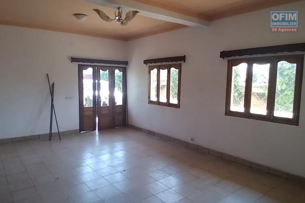 Un appartement T4 au RDC à Ambatomaro Antsobolo