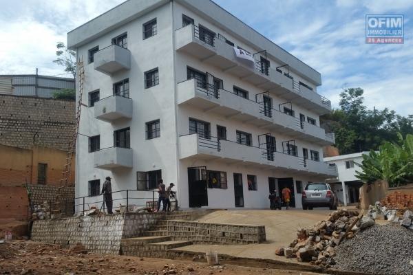 À louer des locaux idéal pour bureau bord de route principale sur la digue non loin de l'ambassade Américain sis à Ambodihady