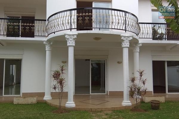 Spacieuse villa F7 avec piscine dans le quartier d'Androhibe