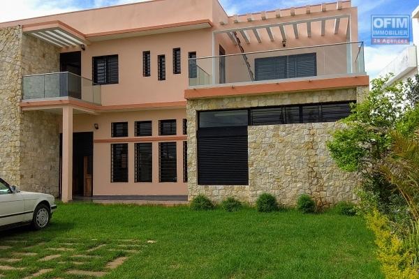 Location spacieuse villa neuve F6 avec jardin dans un quartier calme à Ambohibao Ambohijanahary