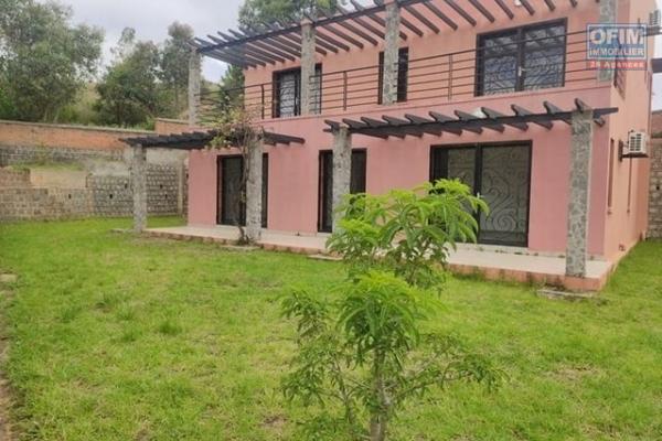OFIM offre en location une villa F5 neuve bâtie sur un terrain de 690m2 dans une résidence sécurisée 24/24 à Ambatobe