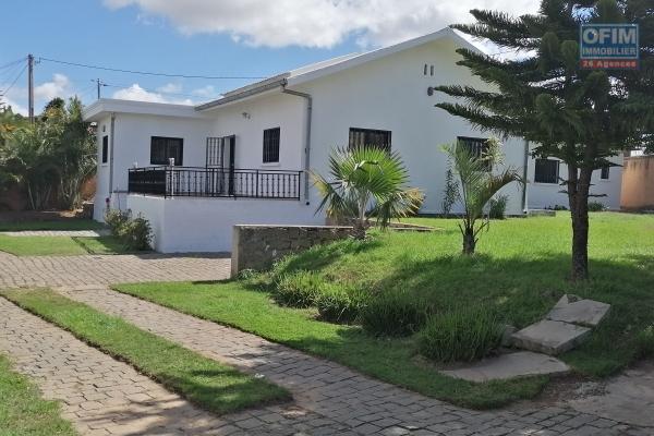 À louer une jolie villa basse de type F4 dans un quartier résidentiel avec accès facile bord de route principale non loin de l'école française primaire C et à 10 minutes de l'aéroport, sis à Ambohijanahary Ambohibao