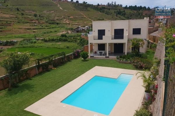 Une villa F6 avec piscine dans une résidence à Ambatobe