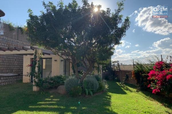 Une villa F6 avec piscine dans une résidence à Ambatobe
