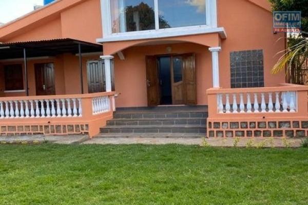 OFIM loue une charmante petite villa F4 avec jardin, parking,garage et dépendance gardien à Ambohibao Andranoro