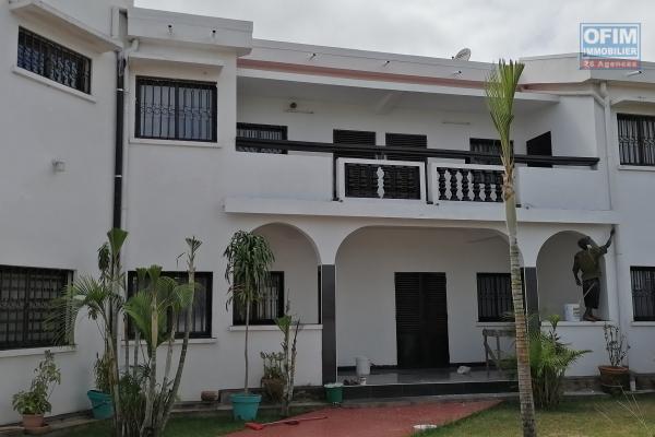 À louer une villa à étage de type F5 dans un quartier résidentiel et à 5mn de l'école primaire C française et l'aéroport Ivato sis à Ankadindravola