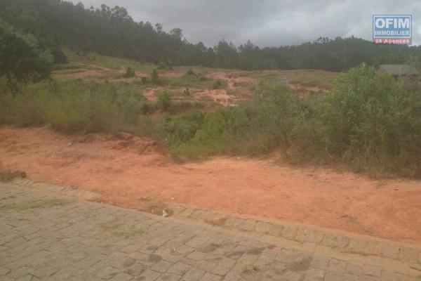 Terrain de 7 666 M2, en bord de route en pavée sis à Ambohimanga- Antananarivo