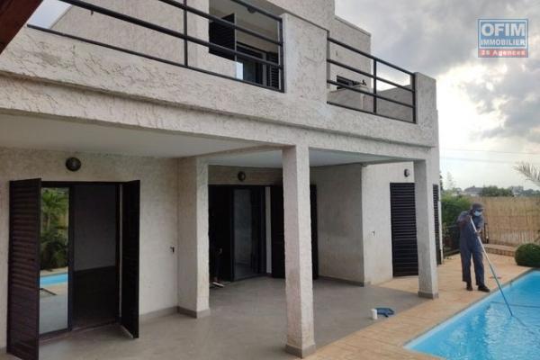 OFIM propose en location une Villa contemporaine F4 petit coin jardin et piscine disponible de suite à Ambatobe, à 5min du Lycée Français dans une résidence sécurisée 24/24