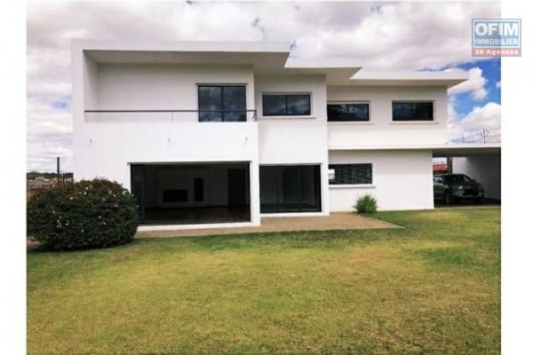 OFIM offre en location une villa contemporaine F6 bâtie sur un terrain de 800m2 en moins de 5min du Lycée Français.