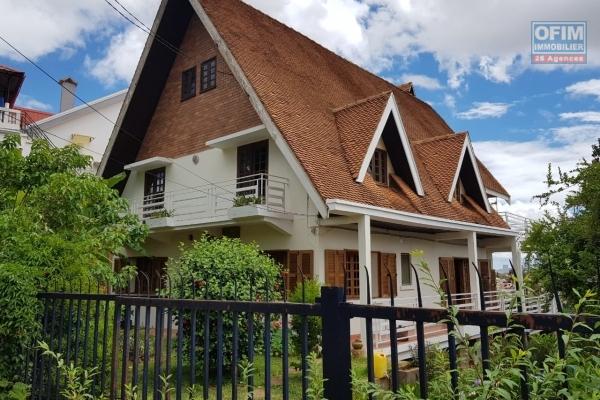 Villa F7 à étage sur 1200 m2 de terrain à Soamanandrariny- Antananarivo