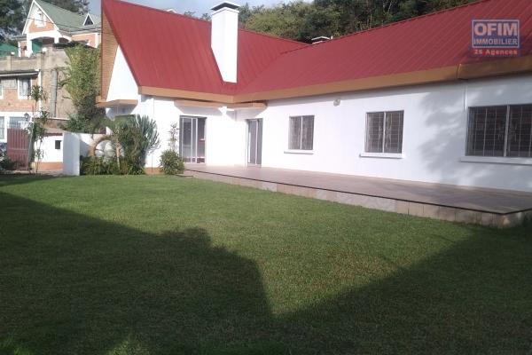Villa basse F6 sur 1200 m2 de terrain dans une résidence sécurisée à Tsiadana - Antananarivo