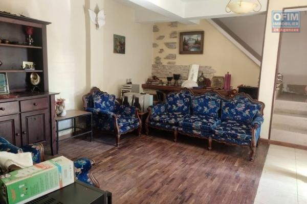 OFIM offre en location un appartement T3 avec parking pour 2 voitures à Tsarasaotra Alarobia