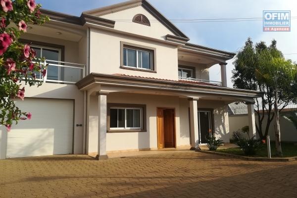 Une villa F6 de standing à Mahatony Ivandry
