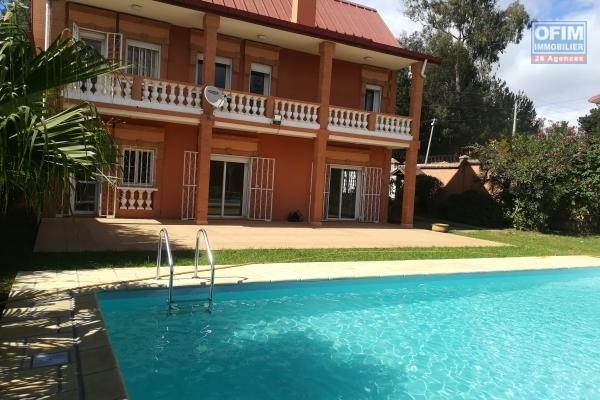 Une villa F5 de type traditionnelle avec piscine à Androhibe