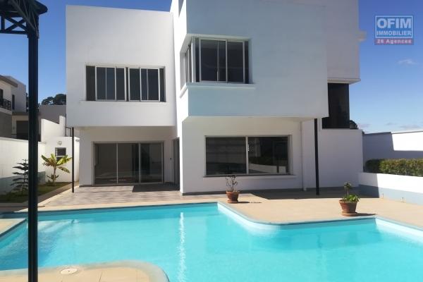 Une villa neuve F6 avec piscine à Analamahitsy Farango