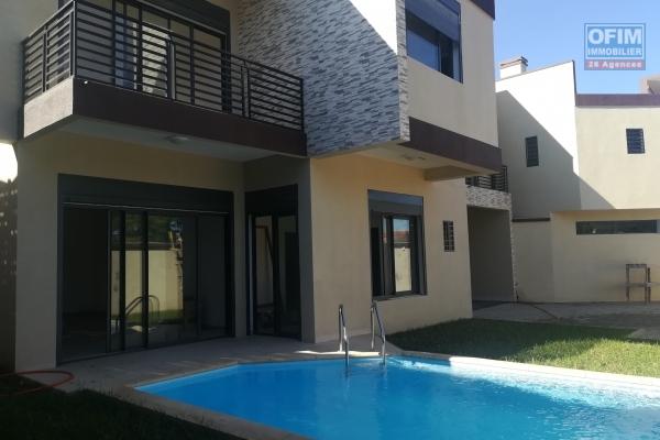 Une villa F6 avec piscine à Ambatobe