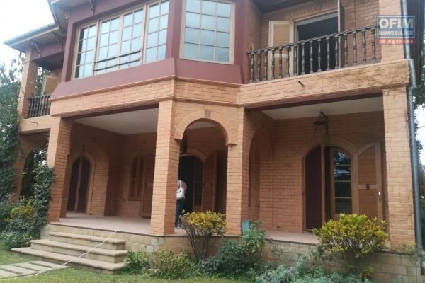 Une villa de type F4 de style traditionnelle avec piscine à Mahatony Ivandry