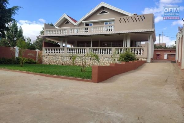 OFIM Immobilier offre en location une villa F7 avec jardin, dépendance gardien, garage fermé et grand parking à Andoharanofotsy Manandòna du côté By-pass
