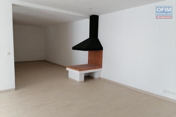 À louer une villa neuve à étage de standing type F5 dans une résidence sécurisée à deux pas du centre commercial LEADER PRICE et à 5mn à pied du lycée français d'Ambatobe