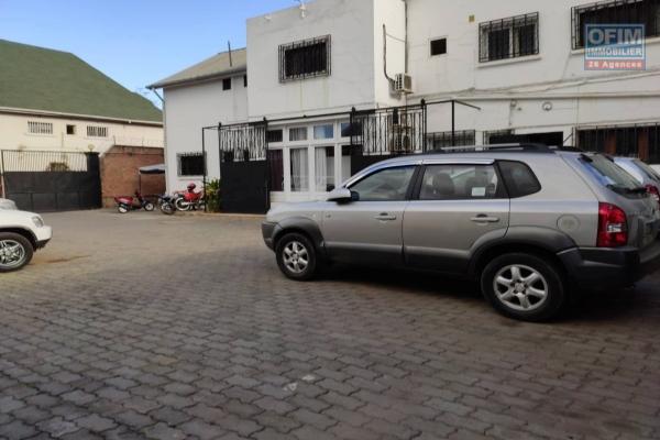 OFIM Immobilier propose en location une villa à étage idéalement à usage bureau avec une surface bâtie de 200m2 sur un terrain plus de 1000m2 avec piscine, jardin et parking