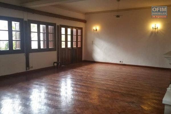 OFIM immobilier loue un appartement T3 spacieux et lumineux avec garage fermé sis à Ambohitrakely près de Betongolo