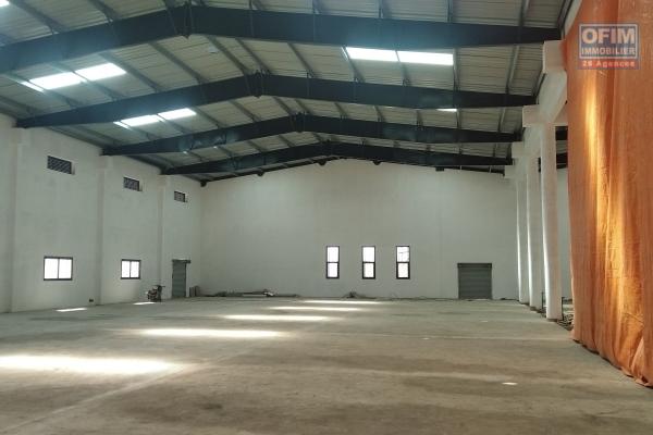 Un dépôt plain pieds d'une superficie de 3000m2 disponible à Anosizato