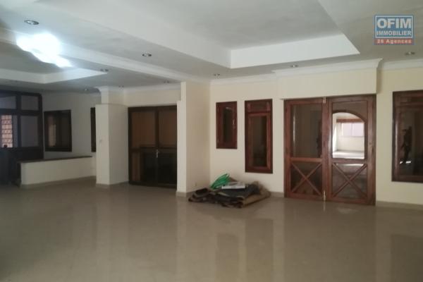 Un bureau de 230m2 au RDC à Ankorahotra