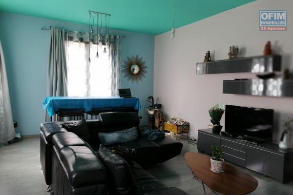 À louer un appartement semi-meublé avec cuisine équipée de type T4 sis à Tsimbazaza