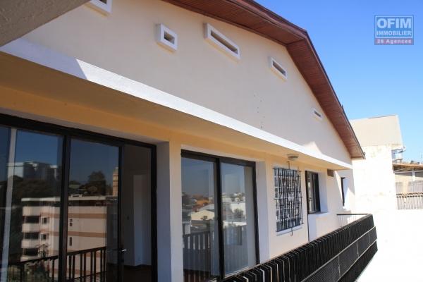 Une maison F6 à étage à Cité Planton