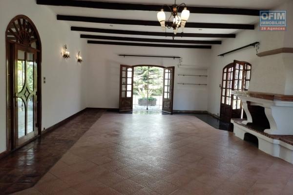 OFIM met en location une villa basse de F4 avec un beau jardin et parking pour 3 voitures à Ambohitrarahaba Androhibe à 5min d'ivandry