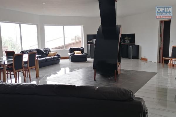 &Agrave; louer un appartement meubl&eacute; de standing type T3 dans un quartier reposant sis &agrave; Ankadivory Talatamaty non loin de l'&eacute;cole primaire Claire Fontaine et centre commercial. Contact Mr Jacky