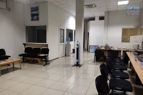 OFIM immobilier vous offre en location un local commercial de 297m2 au DRC et à l'étage en bord de route à Analakely