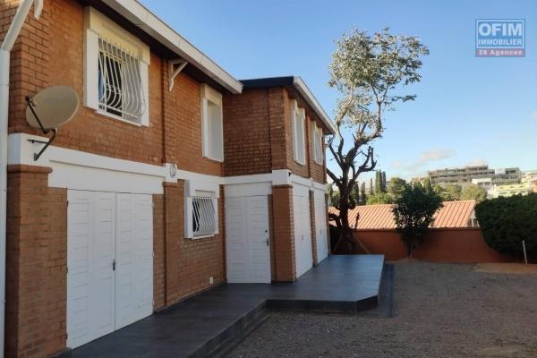 OFIM Immobilier propose en location une petite villa à étage de style traditionnel F4 sur Mahatony Ivandry