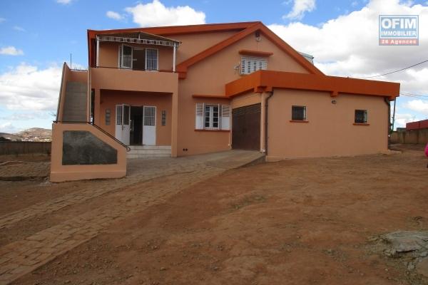 Grande propriété avec une grande maison F7 à 5 mn de peter pan à Ambohijanaka
