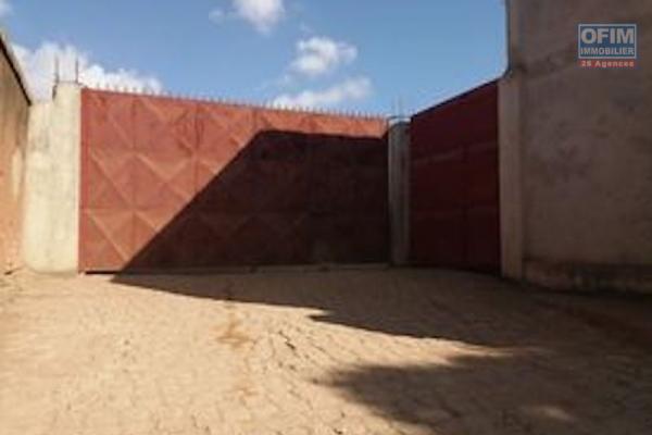 Deux entrepôts 224 m2 dans une propriété de 1700 m2 à AMBOAROY AMBOHIBAO ,avec possibilité d'extension.