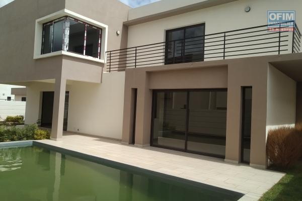 Villas neuves et modernes F5 à étage avec piscine dans une résidence sécurisée à Madrosoa Ivato