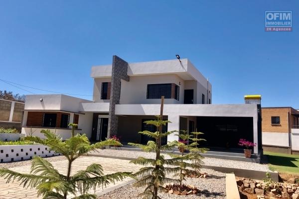 A vendre villa neuve moderne F5 à Ambohidratrimo à 10mn de la rocade digue et Tsarasotra