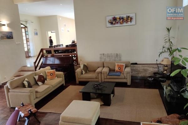 OFIM immobilier offre en location une charmante villa F5 entièrement meublée dans une résidence sécurisée 24/24 à Ivato.DISPONIBLE DE SUITE