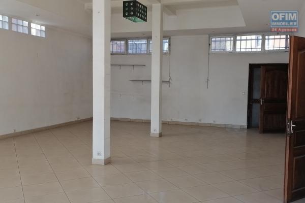 Une opportunité à ne pas rater, à louer un local commercial de 80 m² bien placé bord de route principale dans un quartier animé et piétonne d' Imerinafovoany
