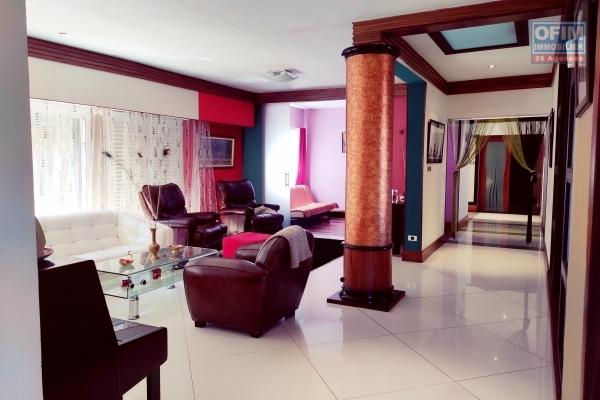 OFIM immobilier offre en location une Villa F6 à étage meublée localisée à Ivandry bâtie sur un terrain de 1000m2 à peu près et 200m2 de surface habitable