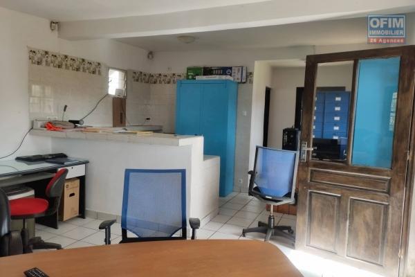 Nous vous proposons un studio de 25m2 en location situé à Analamahitsy