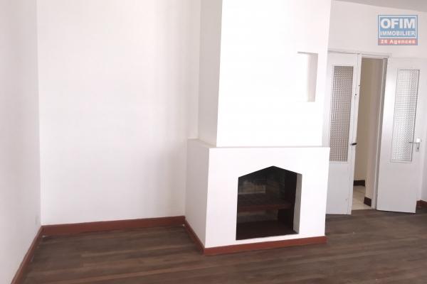 Appartement T3 avec garage fermé à proximité d'une université, école et commerce à Ankadifotsy