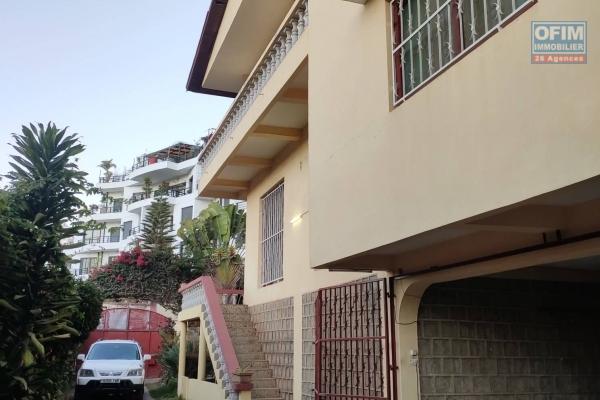 OFIM offre en location une villa à étage F5 avec abri pour voiture,parking ainsi qu'un petit coin verdure à Ivandry