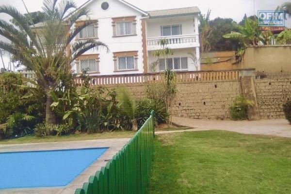 À louer une maison à étage entièrement meublée mitoyenne de type F4 dans un quartier calme avec une vue dégagée sur le lac d'Ambohibao à 5mn de l'aéroport international Ivato et non loin de l'école française primaire C