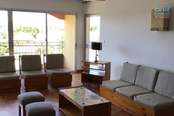 Appartement de standing type T4 dans une résidence sécurisée avec accès facile et à 5 minutes de l'aéroport situé à Mandrosoa Ivato