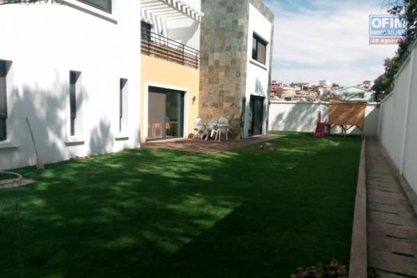 OFIM met en location des chics villas neuves à étage F4 de style moderne qui se situe à seulement moins de 10min de la ville.Elle est dans le quartier calme à Mahatony Ivandry.