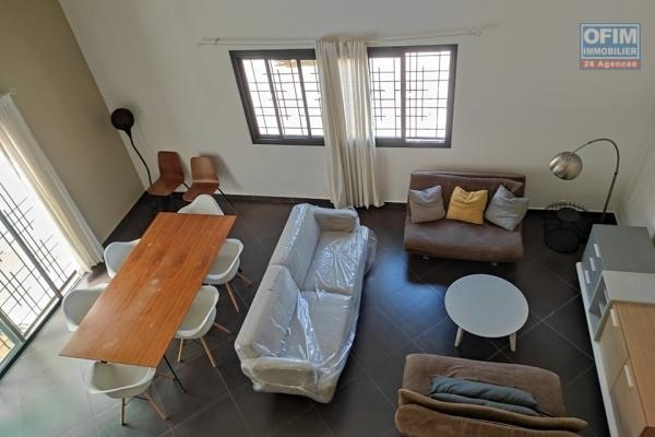 OFIM offre en location une villa F5 à étage meublée et équipée avec piscine et parking sis à Mahatony Ivandry