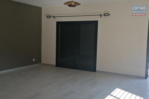 Appartement T3 neuf, bord des route à Tsimbazaza