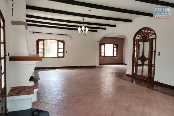 OFIM offre en location une villa F4 avec jardin et parking à Ambohitrarahaba Androhibe
