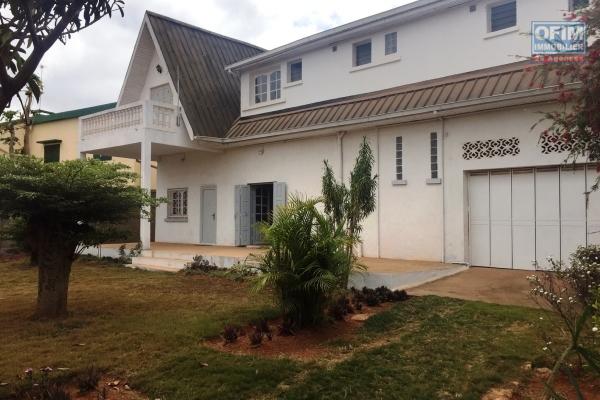 Une villa F7 à 5mn de l'école Française C à Ambohibao